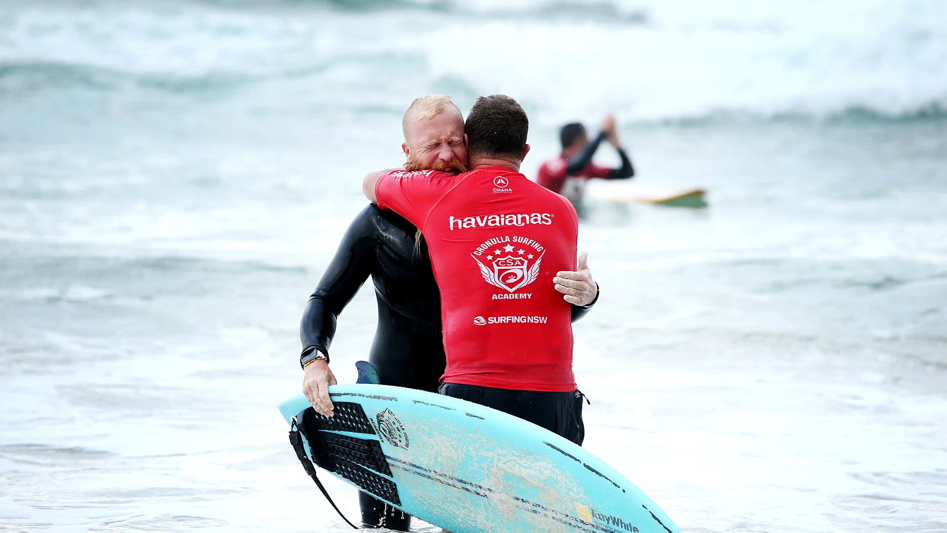 El surfista Blake Johnston es felicitado tras batir el récord del mundo