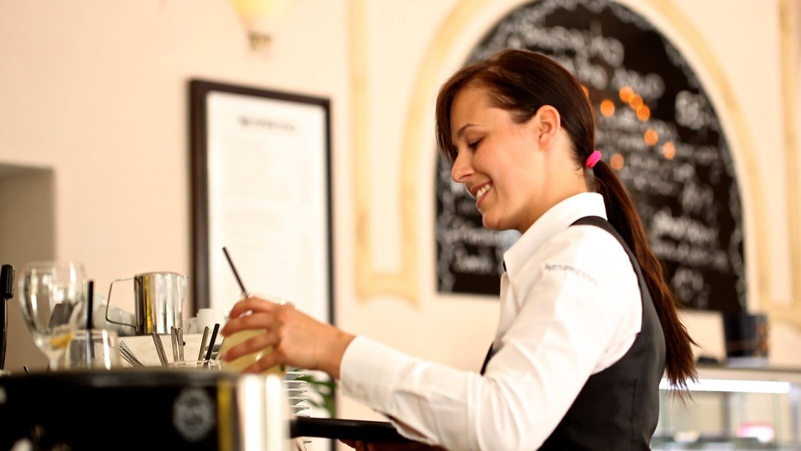 Bares y restaurantes buscan personal desesperadamente en España