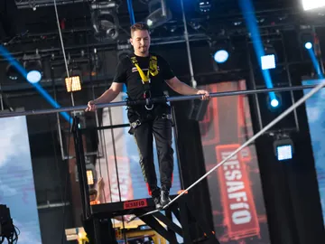 Jorge Lorenzo se la juega como funambulista a cuatro metros de altura Jorge Lorenzo se la juega como funambulista a cuatro metros de altura