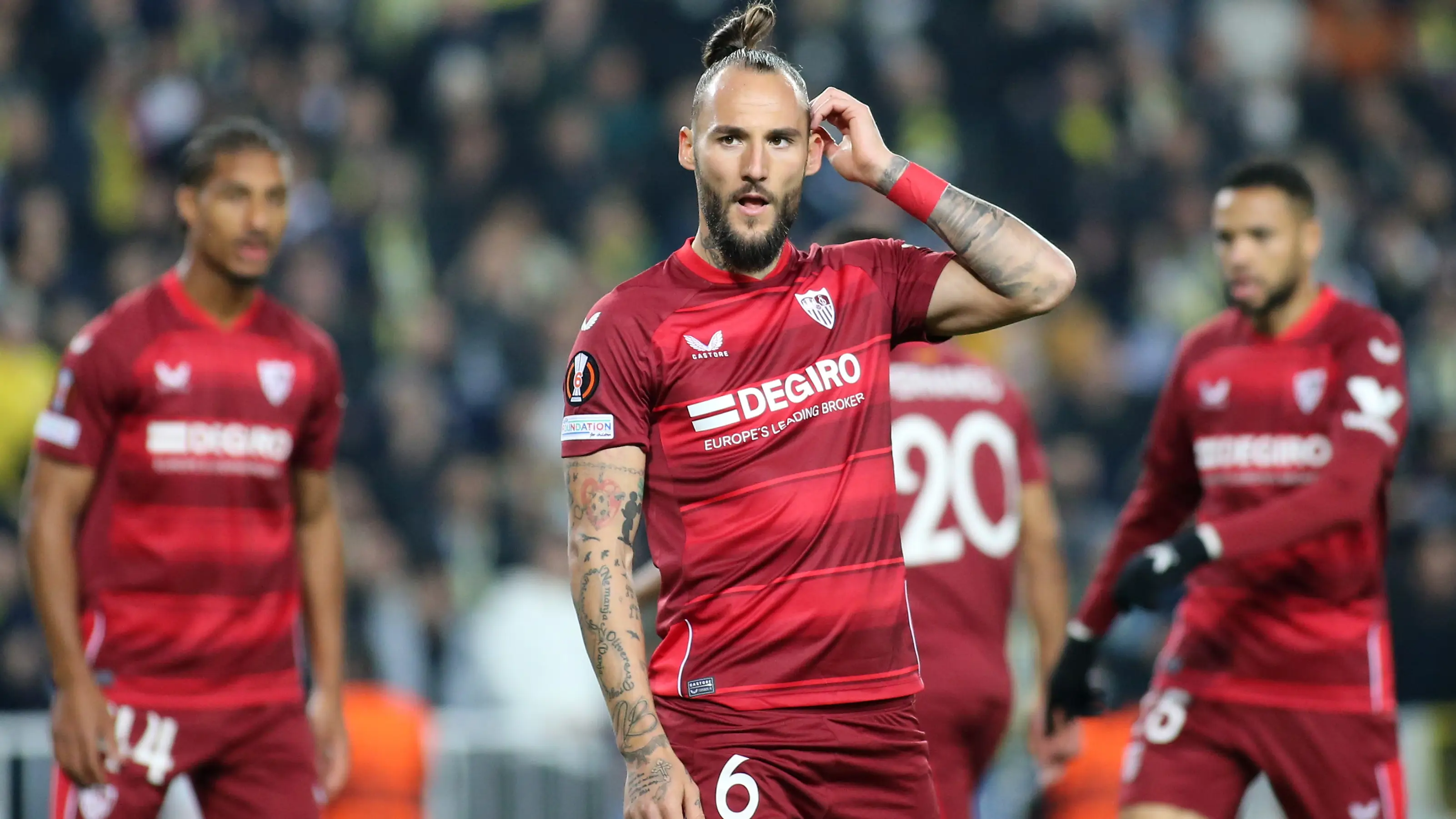 Nemanja Gudelj, del Sevilla, en el partido contra el Fenerbahce