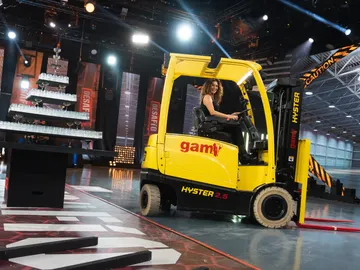 La gran faena de Mariló Montero con el toro mecánico La gran faena de Mariló Montero con el toro mecánico