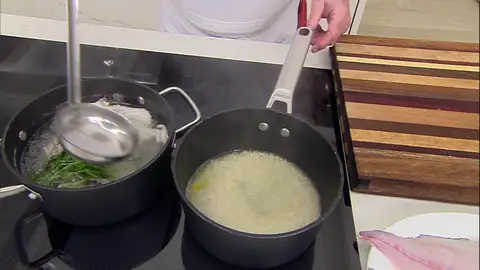 Añade el arroz, cuela el caldo encima Añade el arroz, cuela el caldo encima