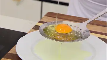 Casca el huevo sobre la espumadera