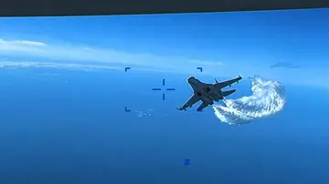 Caza ruso SU-27 aproximándose al dron estadounidense sobre el mar Negro