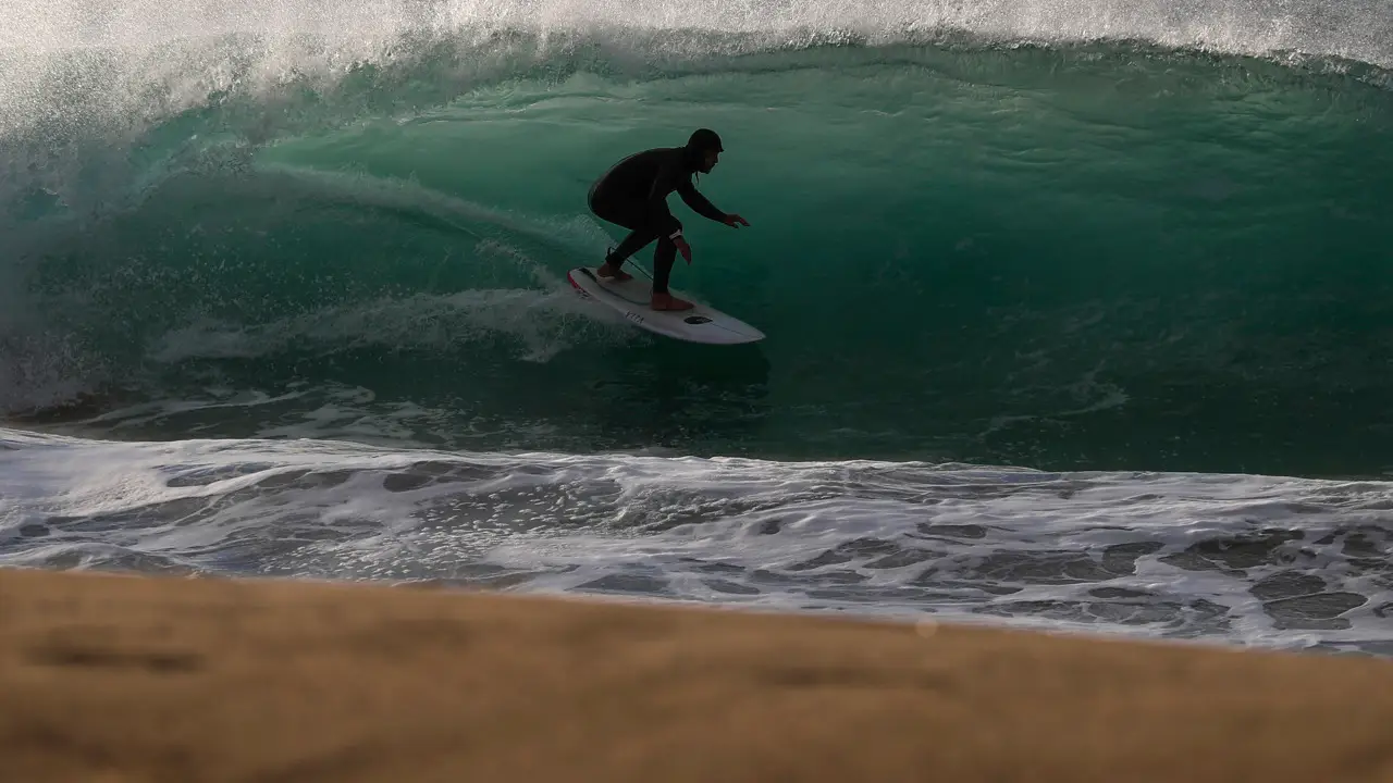 Un surfista en una playa