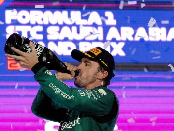 Fernando Alonso celebra el 3º puesto en el podio antes de recibir la sanción