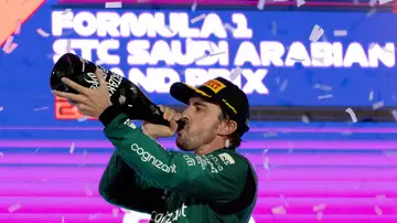 Fernando Alonso celebra el 3º puesto en el podio antes de recibir la sanción Fernando Alonso celebra el 3º puesto en el podio antes de recibir la sanción
