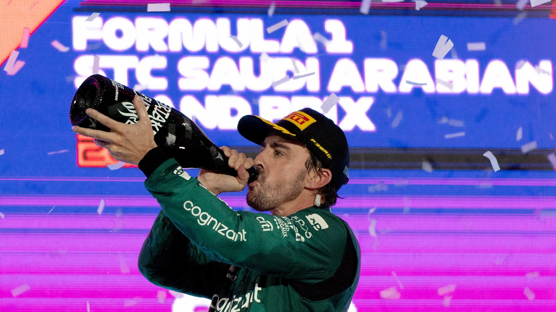 Fernando Alonso celebra el 3º puesto en el podio antes de recibir la sanción