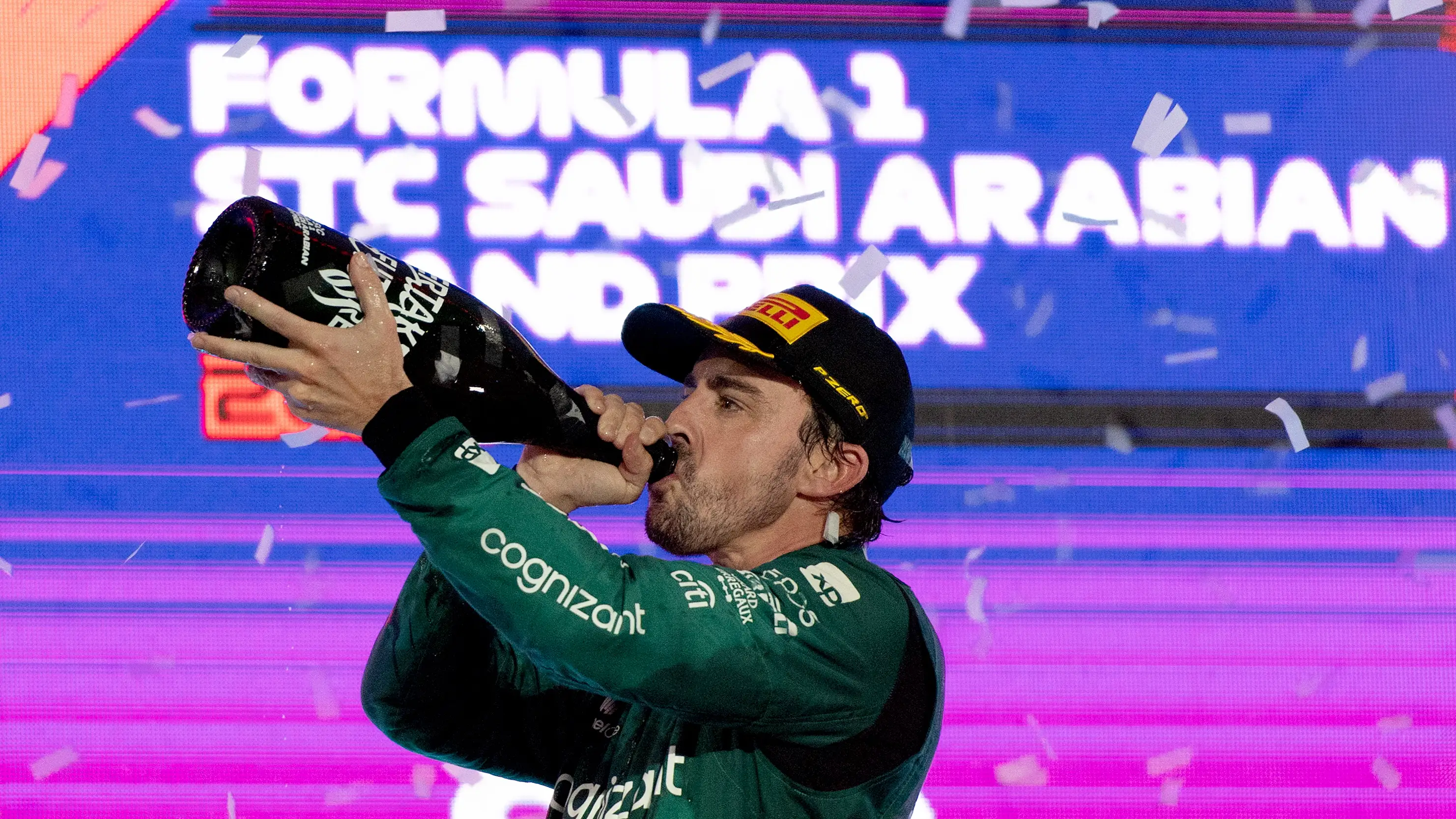 Fernando Alonso celebra el 3º puesto en el podio antes de recibir la sanción Fernando Alonso celebra el 3º puesto en el podio antes de recibir la sanción