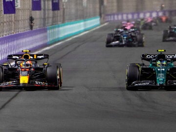 Pérez y Alonso en la salida del GP de Arabia Saudí 2023