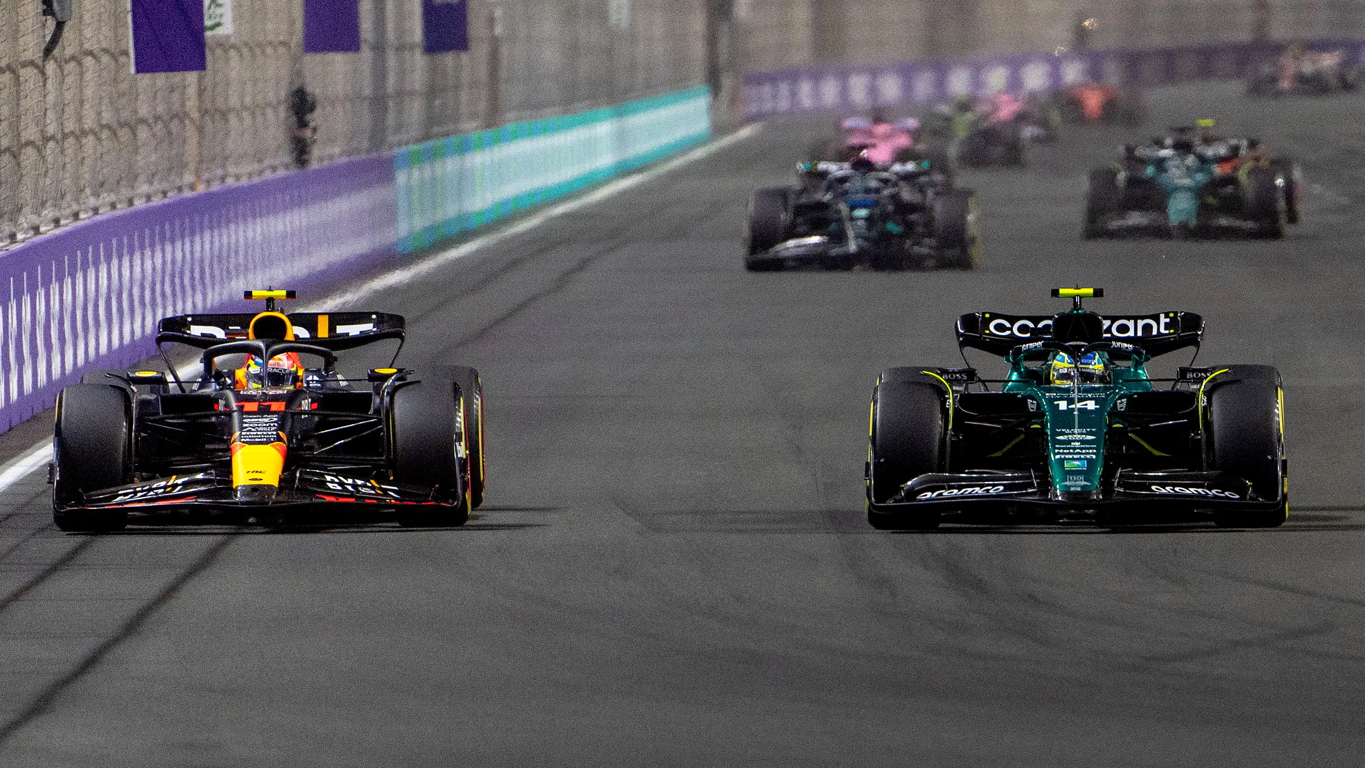 Pérez y Alonso en la salida del GP de Arabia Saudí 2023 Pérez y Alonso en la salida del GP de Arabia Saudí 2023