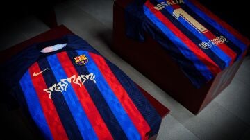 Camiseta que luce el FC Barcelona en 'El Clásico' con el logo de 'Motomami' de Rosalía