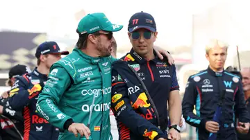 Fernando Alonso y Checo Pérez en el paddock del GP de Arabia Saudí