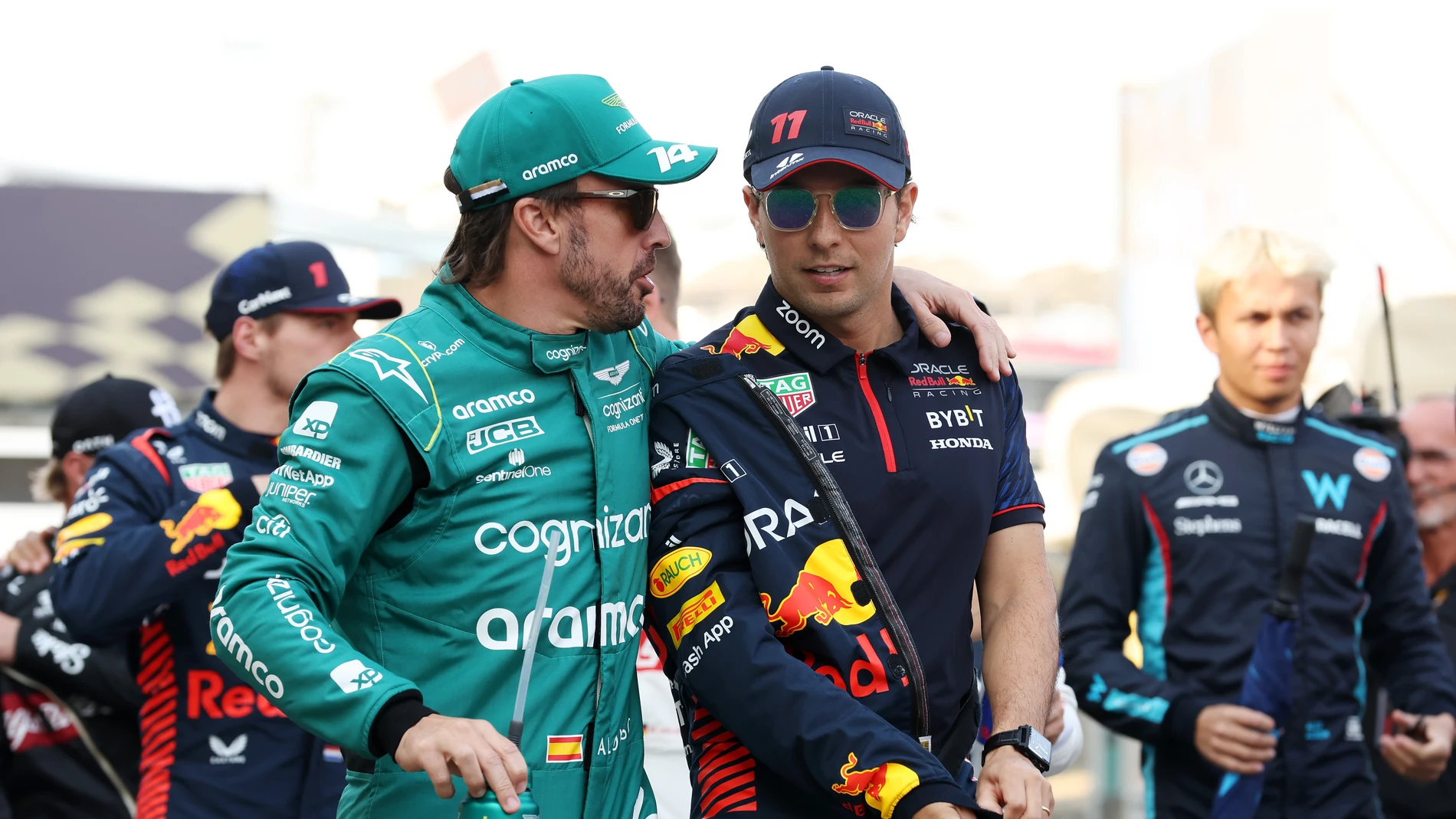 Fernando Alonso y Checo Pérez en el paddock del GP de Arabia Saudí