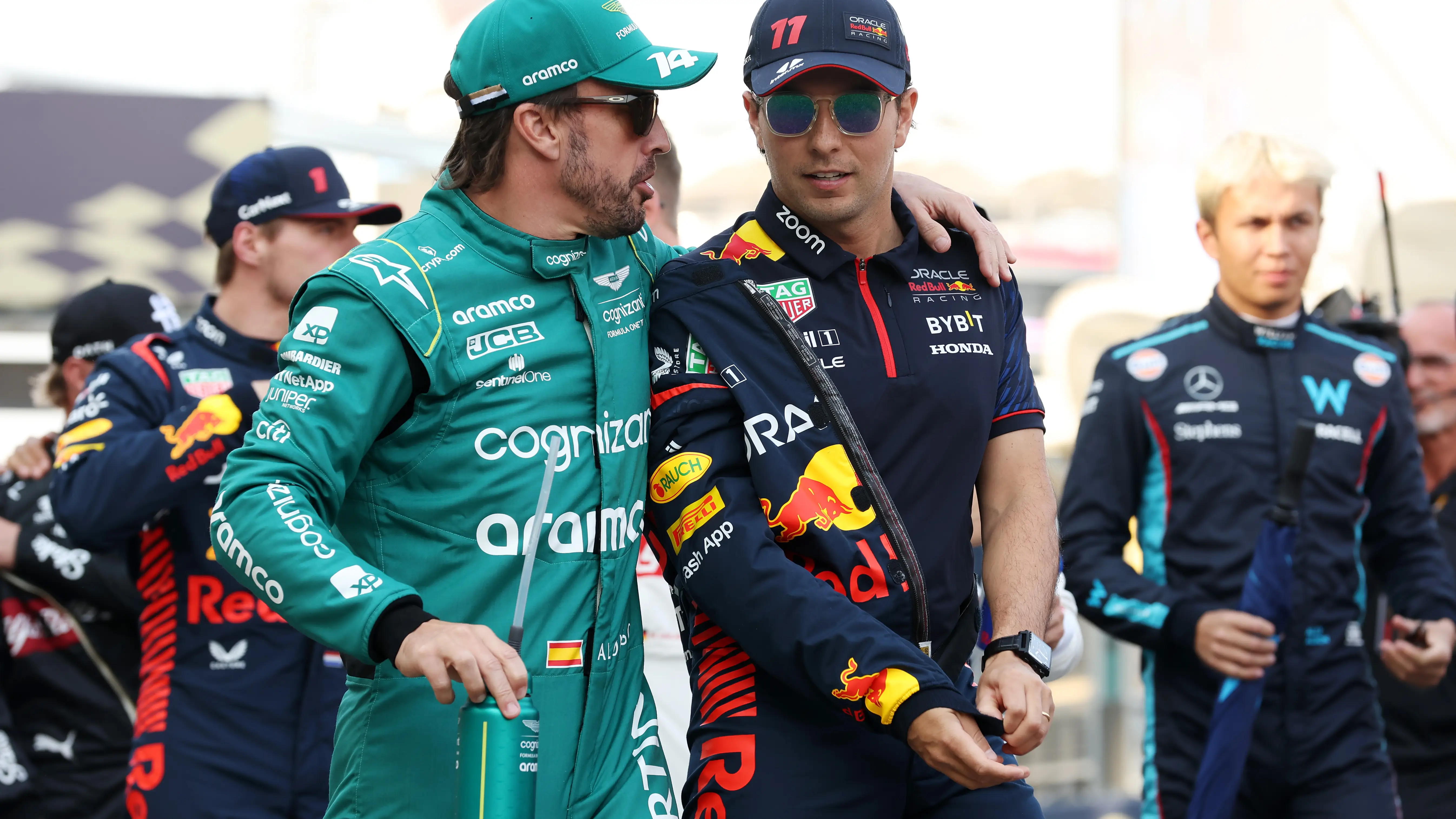 Fernando Alonso y Checo Pérez en el paddock del GP de Arabia Saudí Fernando Alonso y Checo Pérez en el paddock del GP de Arabia Saudí