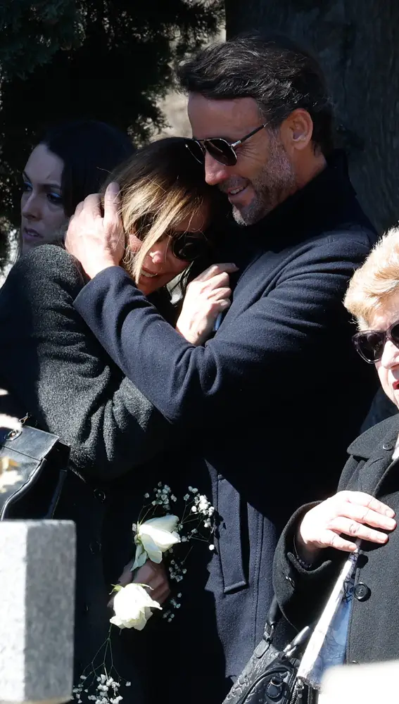 Lara Dibildos y Álvaro Muñoz Escassi en el funeral de Laura Valenzuela