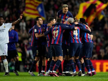 El Barcelona celebra la victoria ante el Real Madrid en el Clásico