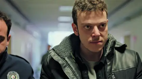 Çinar y sus amigos quedan en libertad, salvo Serdar: ¡El juez pide para él prisión preventiva! Çinar y sus amigos quedan en libertad, salvo Serdar: ¡El juez pide para él prisión preventiva!