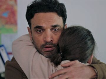 Tuğ&ccedil;e le confiesa a su padre adoptivo toda la verdad: &ldquo;Eren es mi padre biol&oacute;gico&rdquo; 
