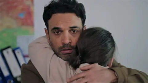 Tuğçe le confiesa a su padre adoptivo toda la verdad: “Eren es mi padre biológico” Tuğçe le confiesa a su padre adoptivo toda la verdad: “Eren es mi padre biológico”