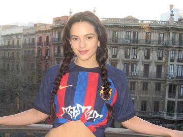 Rosalía con la camiseta del FC Barcelona con su logo 'Motomami'