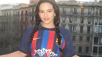 Rosalía con la camiseta del FC Barcelona con su logo 'Motomami'