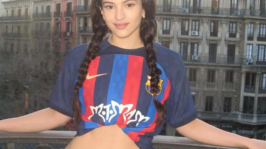 Rosal&iacute;a con la camiseta del FC Barcelona con su logo 'Motomami'