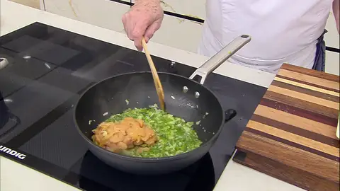 Sazona y rehoga las verduras a fuego suave durante 8-10 minutos Sazona y rehoga las verduras a fuego suave durante 8-10 minutos