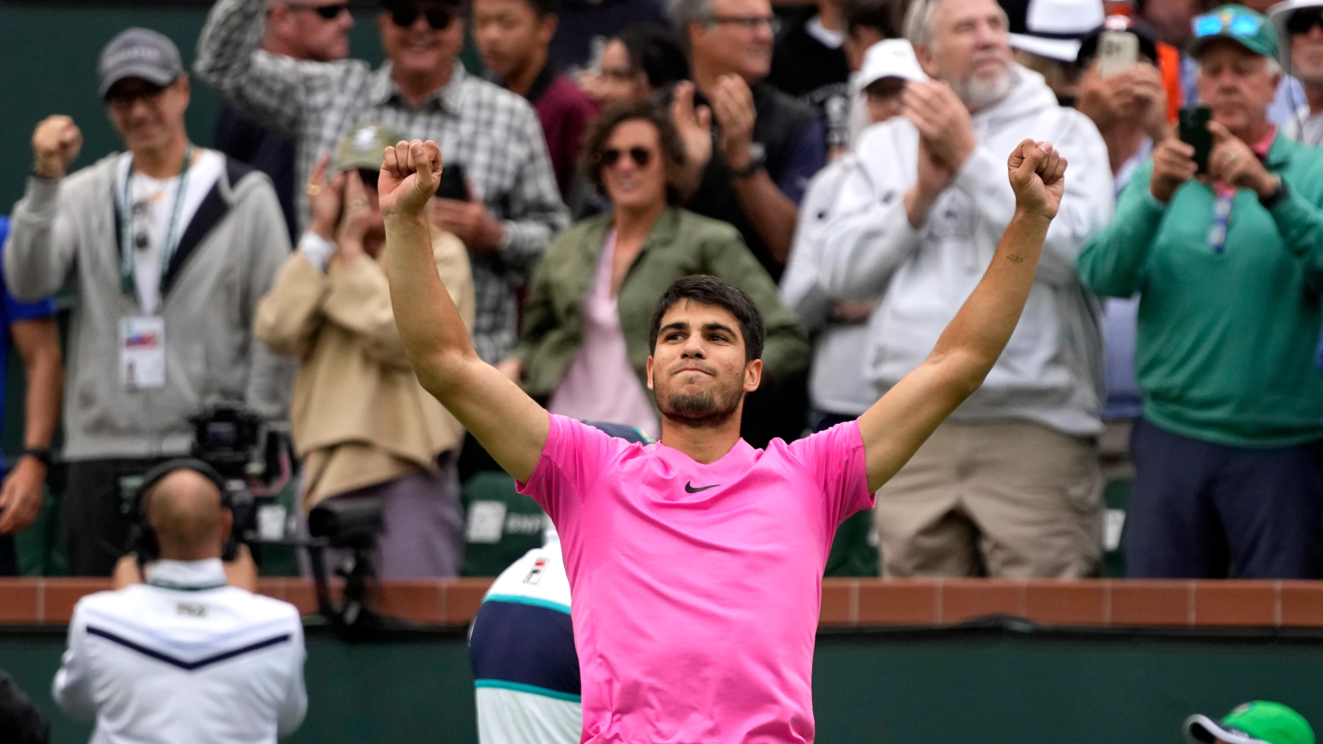 Carlos Alcaraz celebra su victoria en Indian Wells Carlos Alcaraz celebra su victoria en Indian Wells