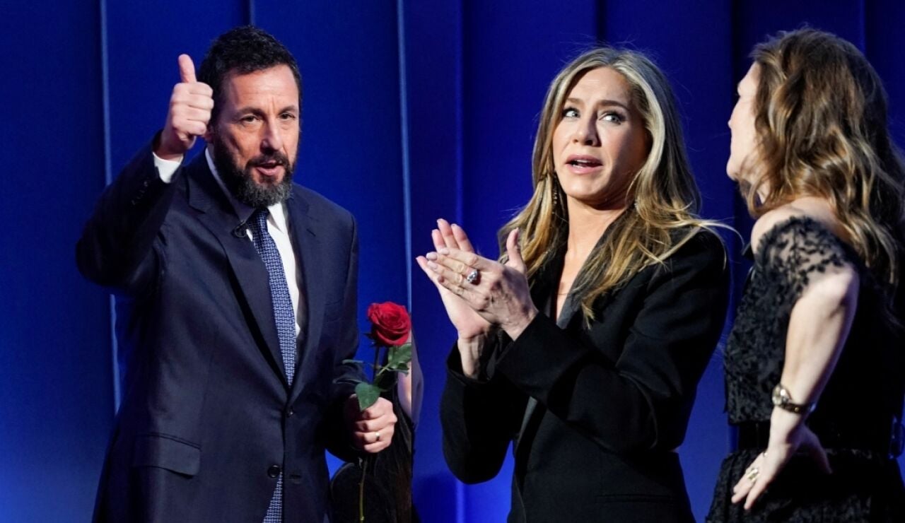 Jennifer Aniston y Drew Barrymore aplauden el premio a Adam Sandler