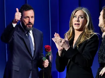 Jennifer Aniston y Drew Barrymore aplauden el premio a Adam Sandler Jennifer Aniston y Drew Barrymore aplauden el premio a Adam Sandler