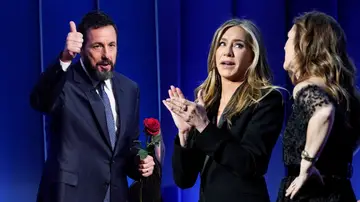 Jennifer Aniston y Drew Barrymore aplauden el premio a Adam Sandler