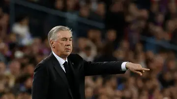 Carlo Ancelotti da instrucciones a sus jugadores en el Camp Nou