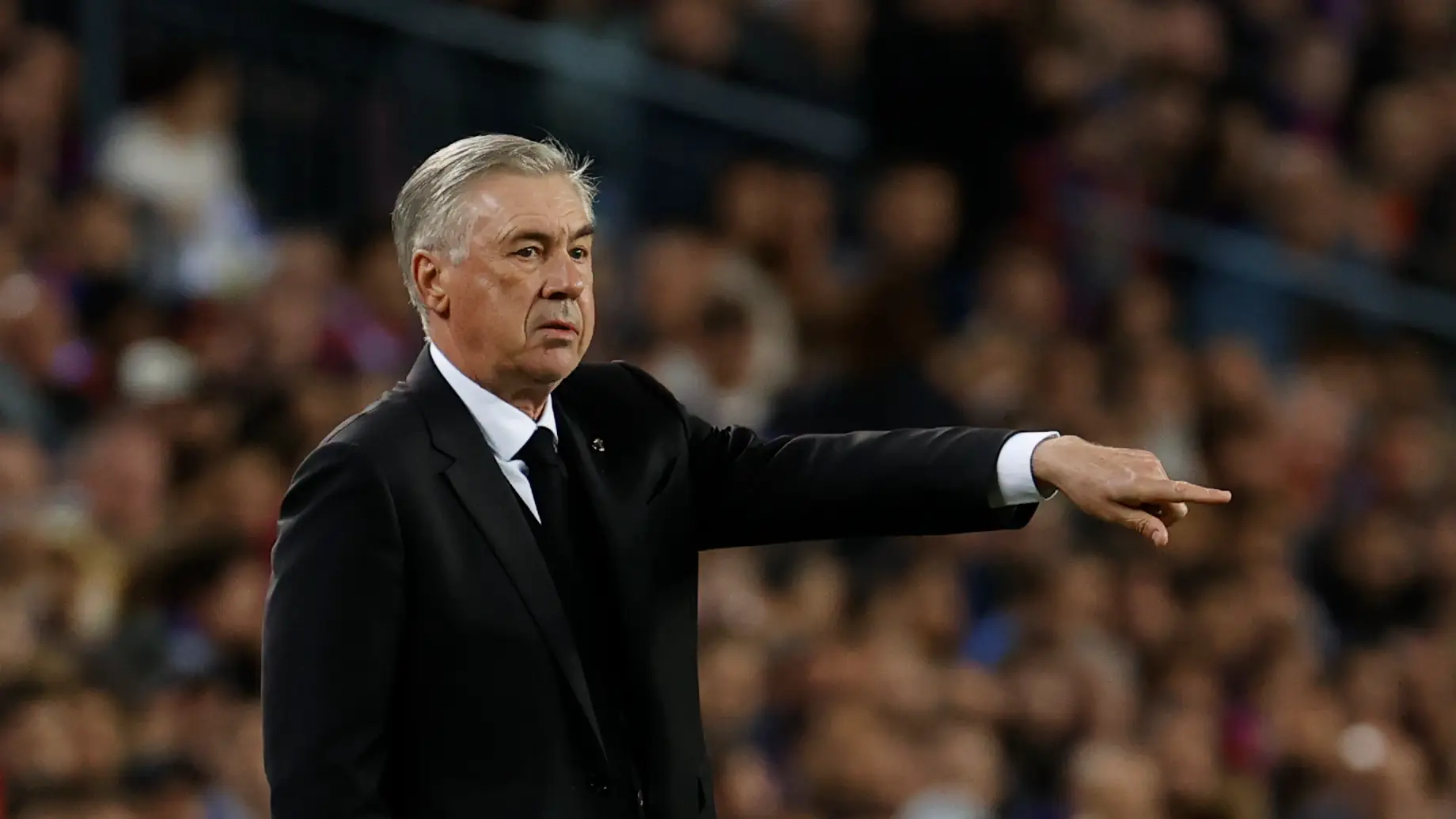 Carlo Ancelotti da instrucciones a sus jugadores en el Camp Nou Carlo Ancelotti da instrucciones a sus jugadores en el Camp Nou