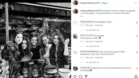 Vicky Martín Berrocal con su hija y amigos Vicky Martín Berrocal con su hija y amigos