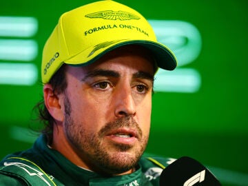 Fernando Alonso atiende a los medios en Jeddah