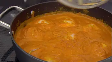 Introdúcelas en la salsa de tomate, tapa y cocínalas