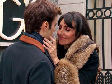 ¡Dispuesto a engañar a Andrea!: Alberto y Aurora se comen a besos en la calle 