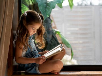 Una niña leyendo