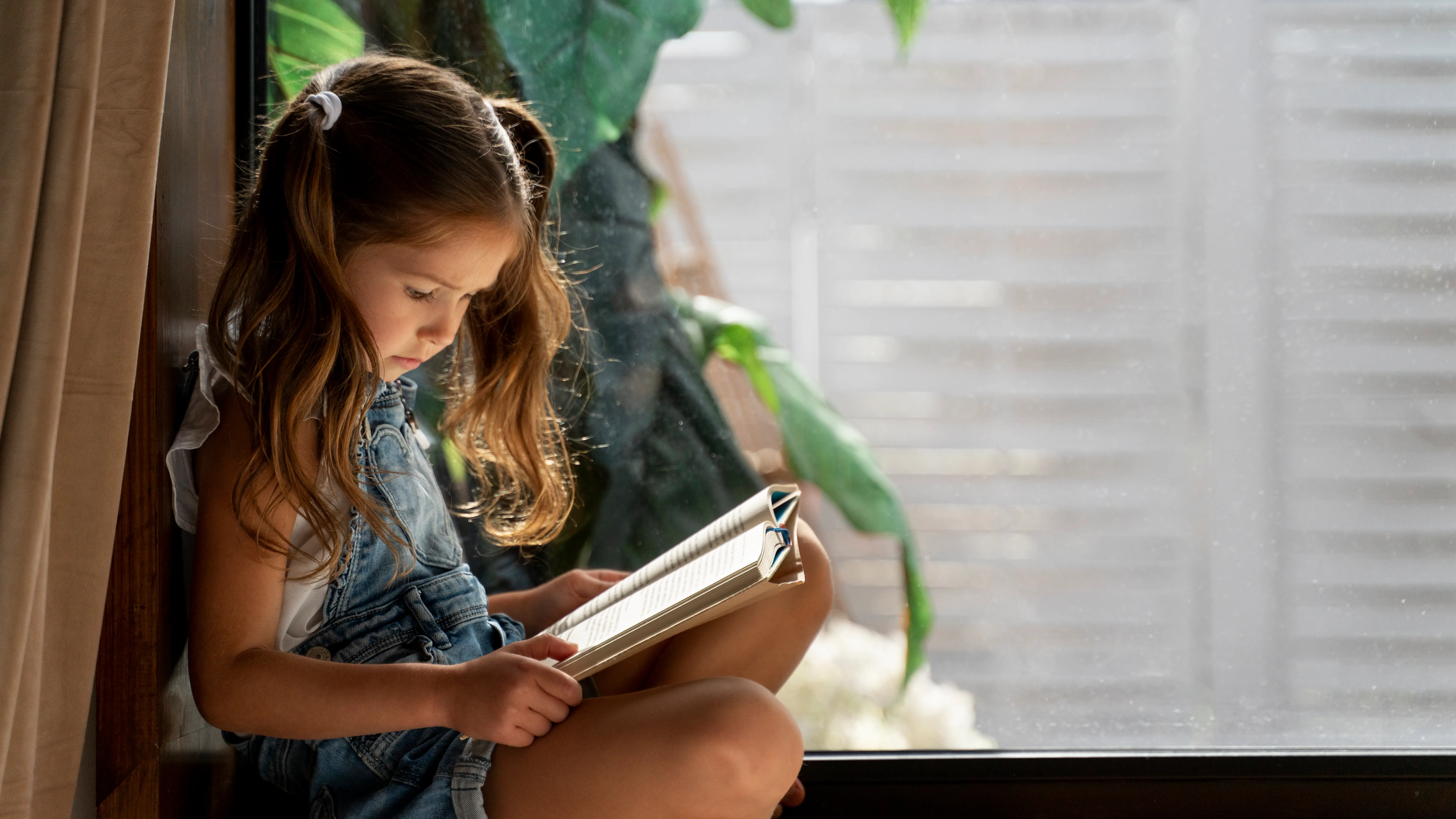 Una niña leyendo Una niña leyendo