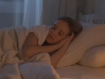 Una niña durmiendo por la noche Una niña durmiendo por la noche