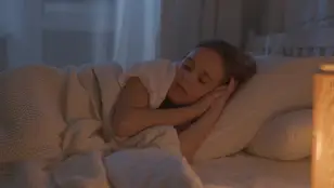 Una niña durmiendo por la noche