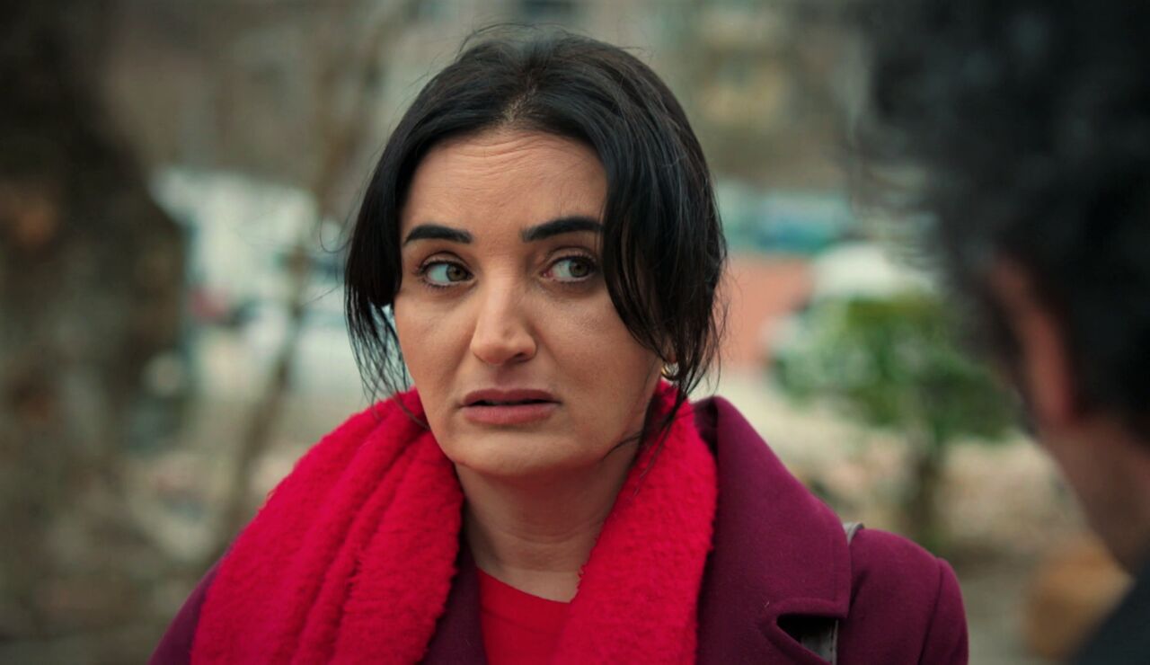 ¡Sengül cae en la trampa de Orhan y confiesa su mentira!... ¿La echará, de nuevo, de casa?