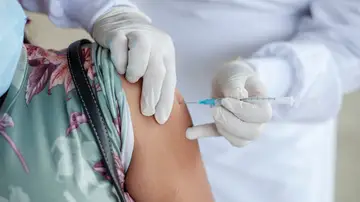 Persona se vacuna