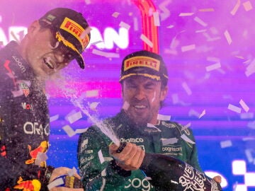 Fernando Alonso y Max Verstappen, en el podio del GP de Arabia Saudí