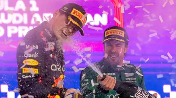 Fernando Alonso y Max Verstappen, en el podio del GP de Arabia Saudí Fernando Alonso y Max Verstappen, en el podio del GP de Arabia Saudí