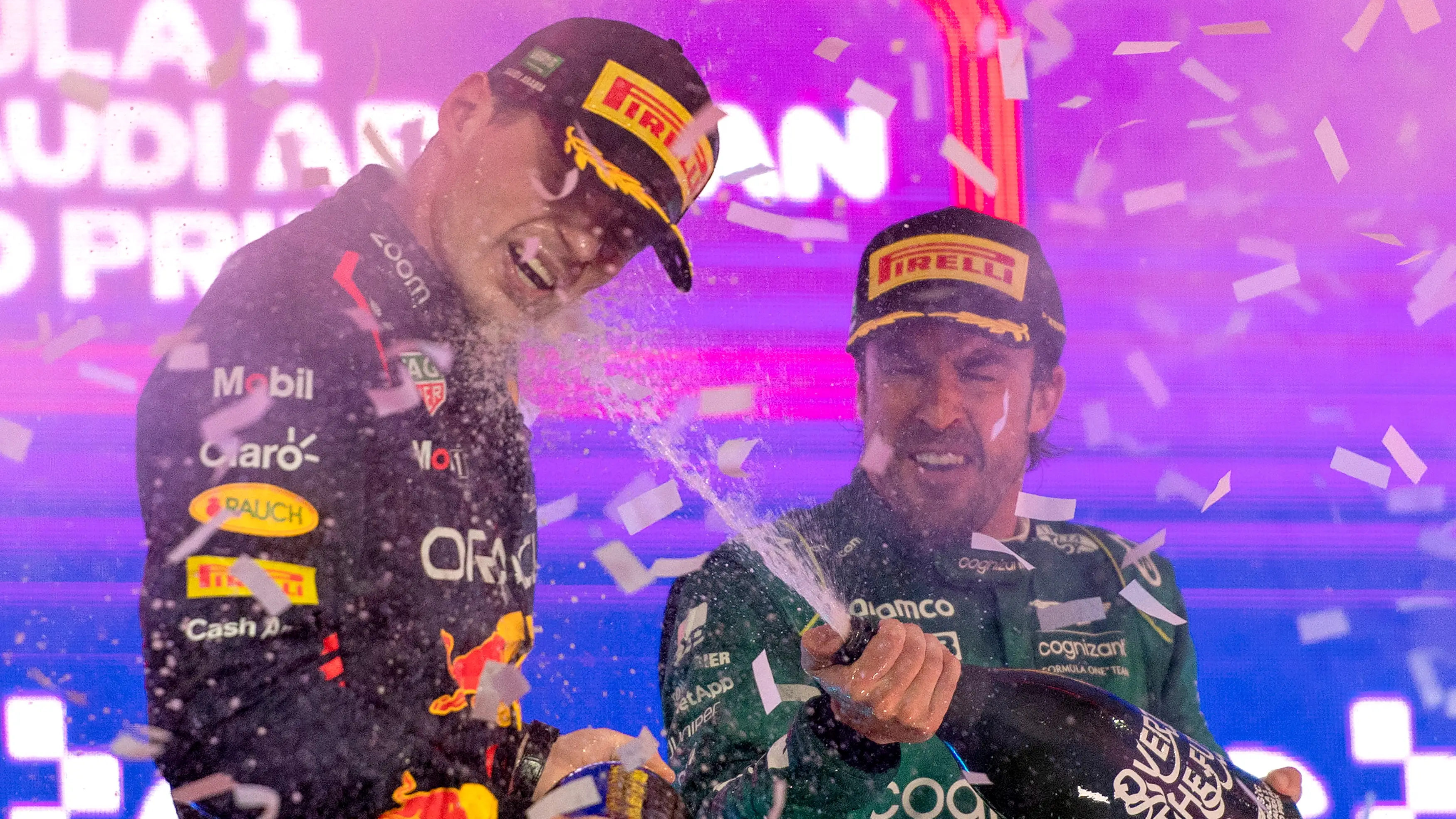 Fernando Alonso y Max Verstappen, en el podio del GP de Arabia Saudí Fernando Alonso y Max Verstappen, en el podio del GP de Arabia Saudí