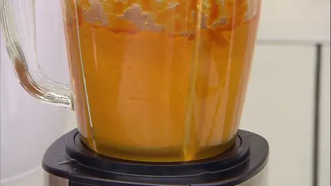Pasa el tomate a un vaso americano, tritúralo bien y ponlo en una tartera Pasa el tomate a un vaso americano, tritúralo bien y ponlo en una tartera