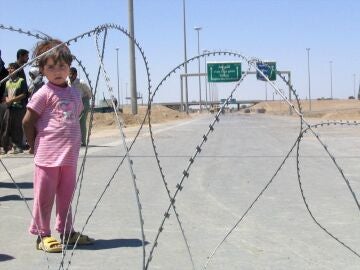 Una niña de Irak junto a un puesto de control en Faluya, en 2004