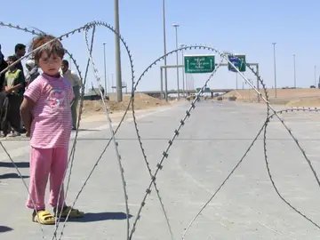 Una niña de Irak junto a un puesto de control en Faluya, en 2004 Una niña de Irak junto a un puesto de control en Faluya, en 2004